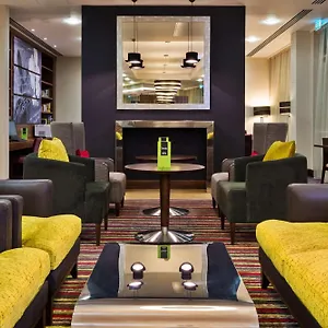 Hampton By Hilton Luton Airport מלון